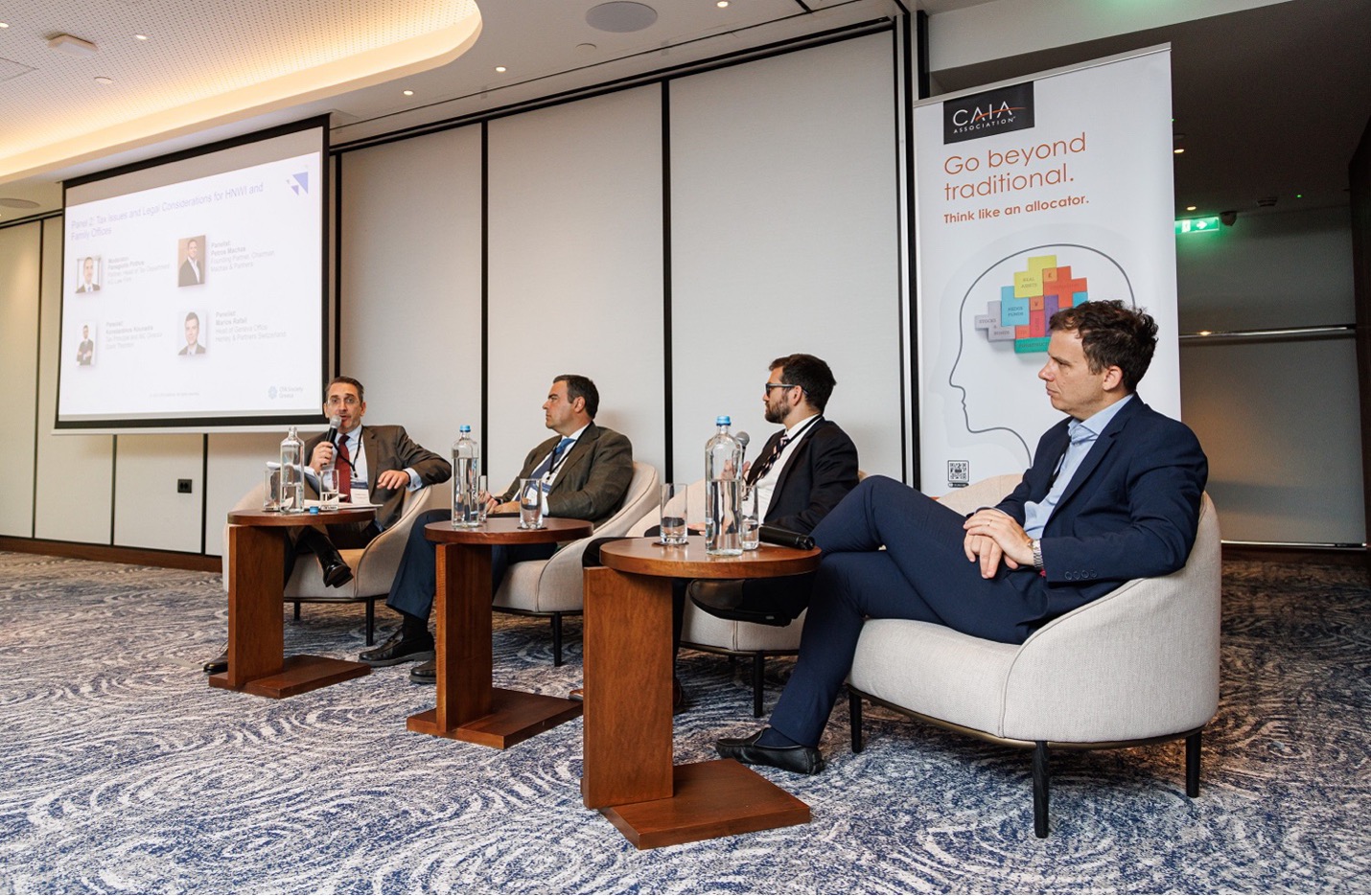 Asesores profesionales en una reunión de una family office