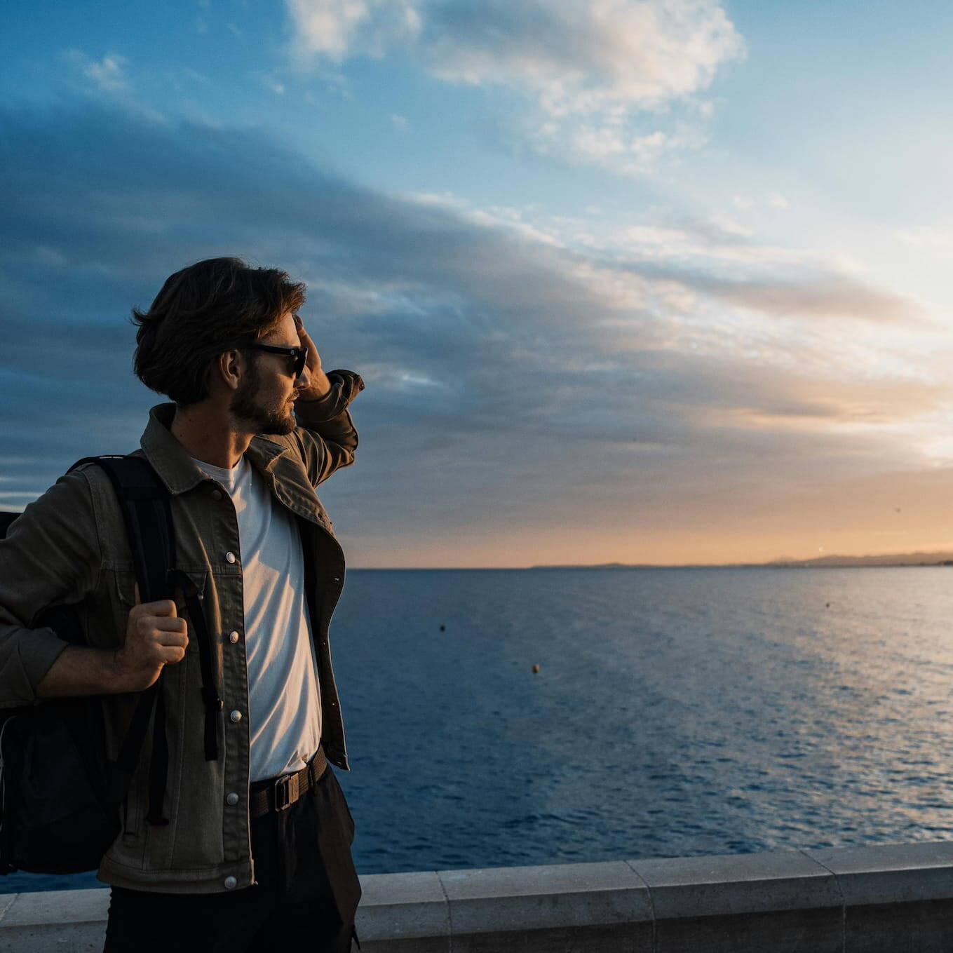 Hombre contemplando el horizonte mediterráneo al atardecer, símbolo de la planificación estratégica para la sucesión de no residentes y la protección del patrimonio en Francia en 2026