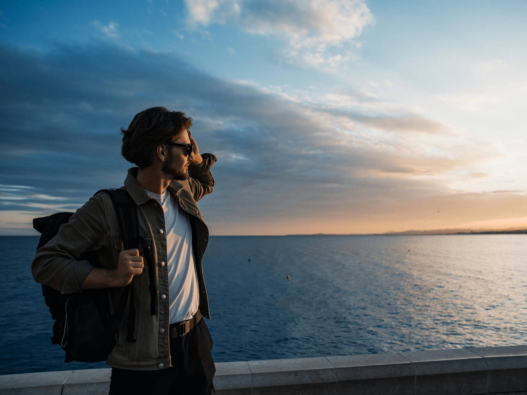 Hombre contemplando el horizonte mediterráneo al atardecer, símbolo de la planificación estratégica para la sucesión de no residentes y la protección del patrimonio en Francia en 2026