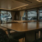 Illustration des services de conciergerie et de style de vie proposés par les multi-family offices modernes au-delà de la finance traditionnelle