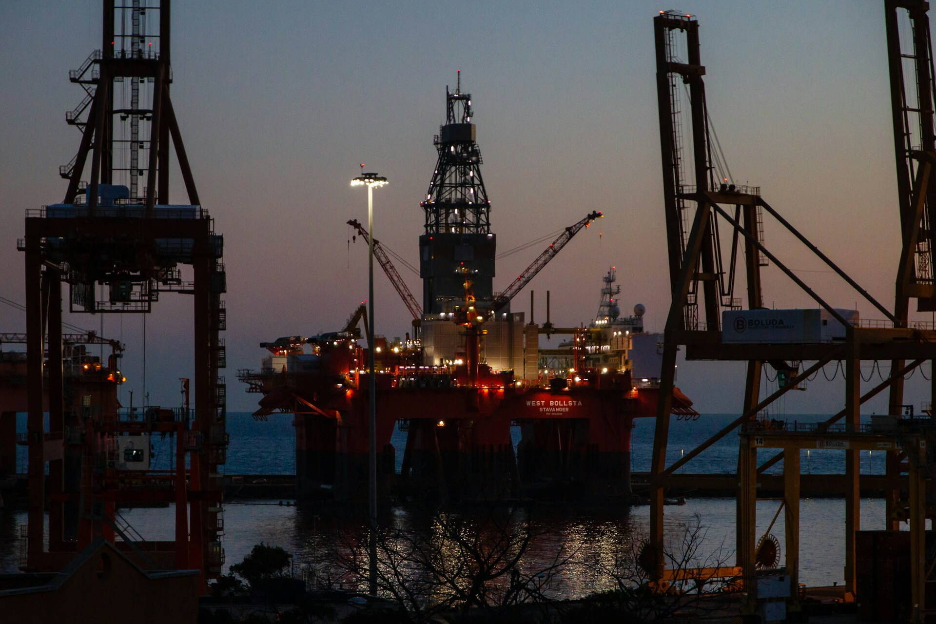 Chart showing oil price volatility driven by Iran and Russia events in early 2026 and its effect on stock markets