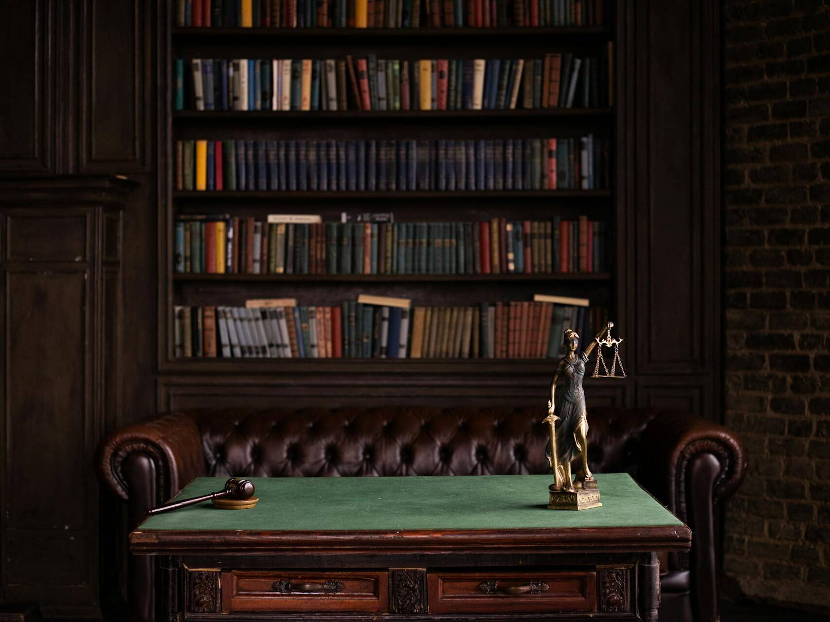 Візуальне представлення Bouclier Fiscal 2026 та юридичних стратегій захисту високих статків від підвищення податків у Європі