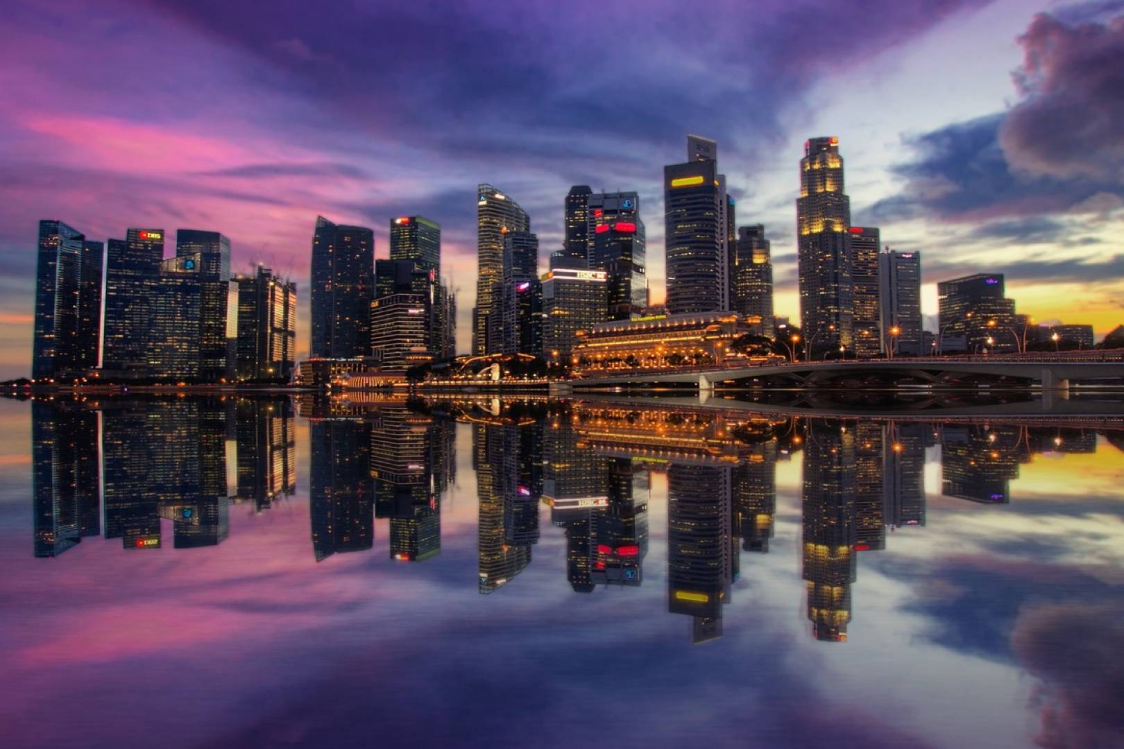 Skyline y distrito bancario que ilustran Singapur versus Hong Kong 2026